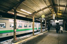 Ilustrasi kereta di Hokkaido, Jepang.