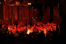 Geinoh Yamashirogumi Kecak Festival 2025 di Shinjuku Tokyo. Ratusan seniman Jepang pentaskan tari Bali.