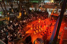 Geinoh Yamashirogumi Kecak Festival 2025 di Shinjuku Tokyo. Ratusan seniman Jepang pentaskan tari Bali.
