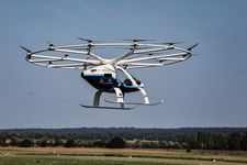 Demonstrasi penerbangan taksi terbang Volocopter Volocity di landasan udara Saint-Cyr-l&rsquo;Ecole, Prancis, pada 8 Agustus 2024.