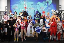 Peserta cosplay terbaik dari 22 negara dan wilayah berpose dalam sesi foto selama World Cosplay Summit di Tokyo International Film Festival, Tokyo, pada 26 Oktober 2014.