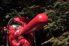 Tengu, hantu Jepang penjaga gunung berwajah merah dengan hidung panjang dan sayap seperti burung.