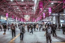 Orang Jepang memadati stasiun subway untuk liburan musim panas.