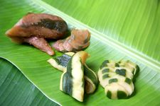 Papaya tsuruke, asinan pepaya muda khas Kagoshima, Jepang.