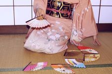 Kimono dan kipas tradisional Jepang yang cocok untuk oleh-oleh.