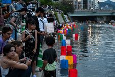 Para pengunjung melepas lentera kertas berisi pesan tertulis ke Sungai Motoyasu untuk memperingati 80 tahun serangan bom atom pertama di dunia, di Kota Hiroshima pada 6 Agustus 2025.