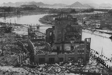 Foto tertanggal September 1945 menunjukkan sisa-sisa Gedung Promosi Industri Prefektur setelah pengeboman Hiroshima, yang kemudian dipertahankan sebagai monumen. 