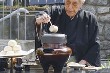 Sen Genshitsu, mantan grand master sekolah upacara teh Jepang Urasenke, menyajikan teh dalam sebuah upacara di markas besar UNESCO di Paris pada April 2019.
