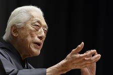 Sen Genshitsu, mantan grand master sekolah upacara teh Jepang Urasenke, memberikan kuliah di Osaka pada April 2023.