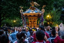 Sebuah kuil portabel atau mikoshi dibawa melewati ribuan lentera yang dipajang pada hari kedua Mitama Matsuri. Festival &ldquo;obon&rdquo; musim panas selama empat hari ini merupakan salah satu yang terbesar di ibu kota, berlangsung di Kuil Yasukuni, Tokyo, pada 14 Juli 2024.