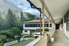 Sebagian sekolah di pinggiran Jepang itu disulap menjadi tempat penginapan yang unik.