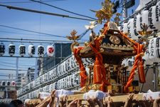 Mikoshi atau kuil portabel diarak selama festival musim panas berlangsung.