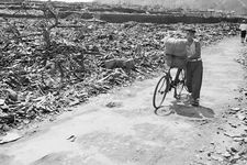 Diperkirakan setidaknya 70.000 orang tewas akibat bom atom di Nagasaki.