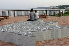Monumen berbentuk jejak kaki Godzilla di dek observasi Tatarahama, Taman Kannonzaki, Kota Yokosuka, Prefektur Kanagawa. (2/7/2025)
