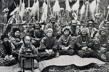 Potret masyrakat Ainu di Hokkaido, di depan sebuah gubuk yang mereka persembahkan kepada dewa-dewa yang melindungi desa. Foto diambil dari Journal des Voyages, tahun 1909.
