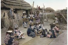 Foto berwarna orang-orang Ainu mengenakan pakaian tradisional di Pulau Hokkaido tahun 1892.