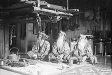 Kepala suku Ainu di Piratori, dipotret tahun 1908.