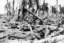 Pasukan Amerika Serikat berada di tepi pantai Pulau Wakde pada Mei 1944.