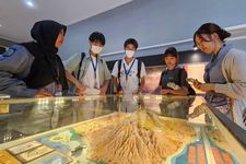 Sejumlah mahasiswa Jepang yang mengikuti program AMSEP Indonesia for Japan 2025 melihat maket Gunung Rinjani di Museum NTB, Kota Mataram, Nusa Tenggara Barat, Kamis (28/8/2025).