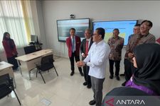Menteri Perlindungan Pekerja Migran Indonesia (P2MI) Abdul Kadir Karding, Rektor UPI Didi Sukyadi, dan jajaran meninjau Migrant Center UPI di Kampus UPI Bandung, Kamis (28/8/2025).