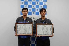 Abie (kiri) dan Miftah, pemuda Indonesia penerima penghargaan polisi Jepang, berfoto usai seremoni di Kepolisian Kamo, Selasa (5/8/2025). Keduanya diapresiasi atas aksi cepat menyelamatkan anak hilang.