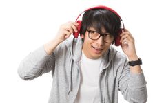 Ilustrasi orang Jepang mendengarkan lagu menggunakan headphone.