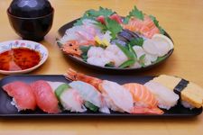 Sushi adalah nasi cuka dengan topping irisan ikan, sedangkan sashimi irisan ikan mentah tanpa nasi.
