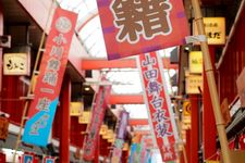 Lorong jalan Asakusa Shin-Nakamise di Tokyo, Jepang.