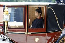Pangeran Jepang Hisahito mengenakan pakaian seremonial dewasa berwarna hitam saat menaiki kereta kencana menuju Kuil Kekaisaran di Tokyo dalam upacara kedewasaannya pada 6 September 2025.