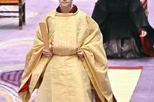 Pangeran Jepang Hisahito mengenakan pakaian seremonial saat berjalan di ruang Shunju-no-Ma, Istana Kekaisaran Tokyo, pada 6 September 2025. Ia mengenakan mahkota yang dianugerahkan oleh Kaisar Naruhito dalam upacara kedewasaannya.