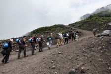 Para pengunjung mendaki lereng Gunung Fuji, puncak tertinggi Jepang dengan ketinggian 3.776 meter. (31/8/2023)