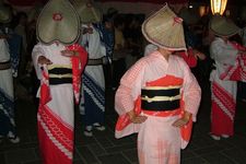 Festival musim gugur di Jepang dimeriahkan tarian tradisional.