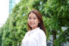 Seorang wanita memakai blus.