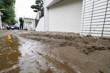 Lumpur menumpuk di dekat sebuah rumah setelah hujan lebat di Setagaya Ward, Tokyo, pada 11 September 2025.
