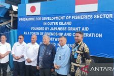 Dubes Jepang untuk Indonesia Masaki Yasushi (tengah) didampingi Bupati Biak Numfor Markus Octovianus Mansnembra (No3 kiri) dan Sekretaris Utama Badan Gizi Nasional Brigjen (Purn) Sarwono (No2 kanan) serta Kepala Perwakilan UNICEF Papua Aminuddin Ramdan (No1 Kanan) seusai meninjau pasar ikan Fandoi, Rabu (10/9/2025). 
