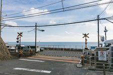 Rel kereta Enoden di Kamakura, Jepang, yang terkenal berkat adegan anime.