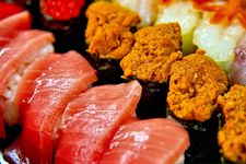Sushi uni atau bulu babi dan sushi tuna. Musim panas ekstrem membuat tangkapan uni menurun dan harganya jadi mahal, tembus Rp 2 juta per mangkuk.