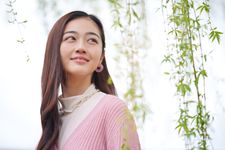 Pakai kardigan tipis saat cuaca sejuk di Jepang.