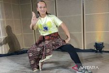 Maestro Tari Lengger Rianto saat ditemui usai konferensi pers Indonesia Menari 2025 di Jakarta, Senin (30/9/2025). Rianto mengatakan bahwa tari lengger Banyumas mendapatkan sambutan positif masyarakat Tokyo, Jepang, ia mengakui animo masyarakat untuk belajar tarian ini cukup tinggi.  