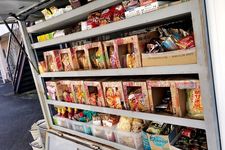 Toko halal keliling Sari Alam Mas Taufik di Nagoya, Jepang. Toko halal keliling ini menjual berbagai kebutuhan harian halal seperti makanan kemasan sampai daging serta makanan jadi.