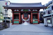 Gerbang Kaminarimon di Kuil Sensoji, Tokyo, Jepang.