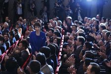 Mantan Menteri Dalam Negeri Jepang, Sanae Takaichi (tengah, berdiri), memberi salam kepada rekan-rekan sesama anggota Partai Demokrat Liberal di markas partai yang berkuasa di Tokyo pada 4 Oktober 2025, setelah memenangkan pemilihan presiden LDP melalui putaran kedua.