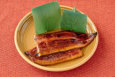 Belut panggang khas Danau Kasumigaura disajikan dengan saus manis gurih sebagai hidangan tradisional Jepang.