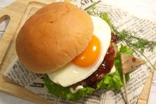 Burger musiman Jepang dengan telur mata sapi disajikan sebagai simbol datangnya musim gugur.