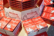 Tampilan MICHELIN Guide Tokyo 2024 di sebuah toko buku Kinokuniya di kawasan Shinjuku, Tokyo.
