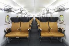 Kereta supercepat uji coba M10 yang kursinya tak bisa direbahkan (non-reclining seat).