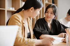 Ilustrasi seorang perempuan yang sedang belajar saat di kelas