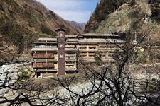 Nishiyama Onsen Keiunkan adalah hotel pemandian air panas yang terletak di Hayakawa, Prefektur Yamanashi, Jepang. Hotel ini didirikan pada tahun 705 Masehi dan menjadi hotel tertua di dunia. Pada 2011, hotel tersebut secara resmi diakui oleh Guinness World Records sebagai hotel tertua di dunia.
