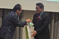 Rektor UI Heri Hermansyah ketika menerima penghargaan dari Tohoku University International Award Jepang. 