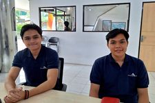 Muhammad Nabil Raihan (kiri) dan Taufik Rahman (kanan) sebagai pengajar atau sensei di LPK Fujisan Indonesia.
